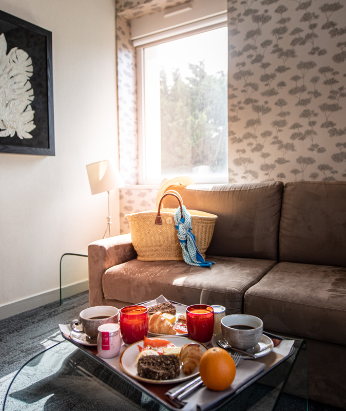Petit-déjeuner servi dans le salon de votre chambre